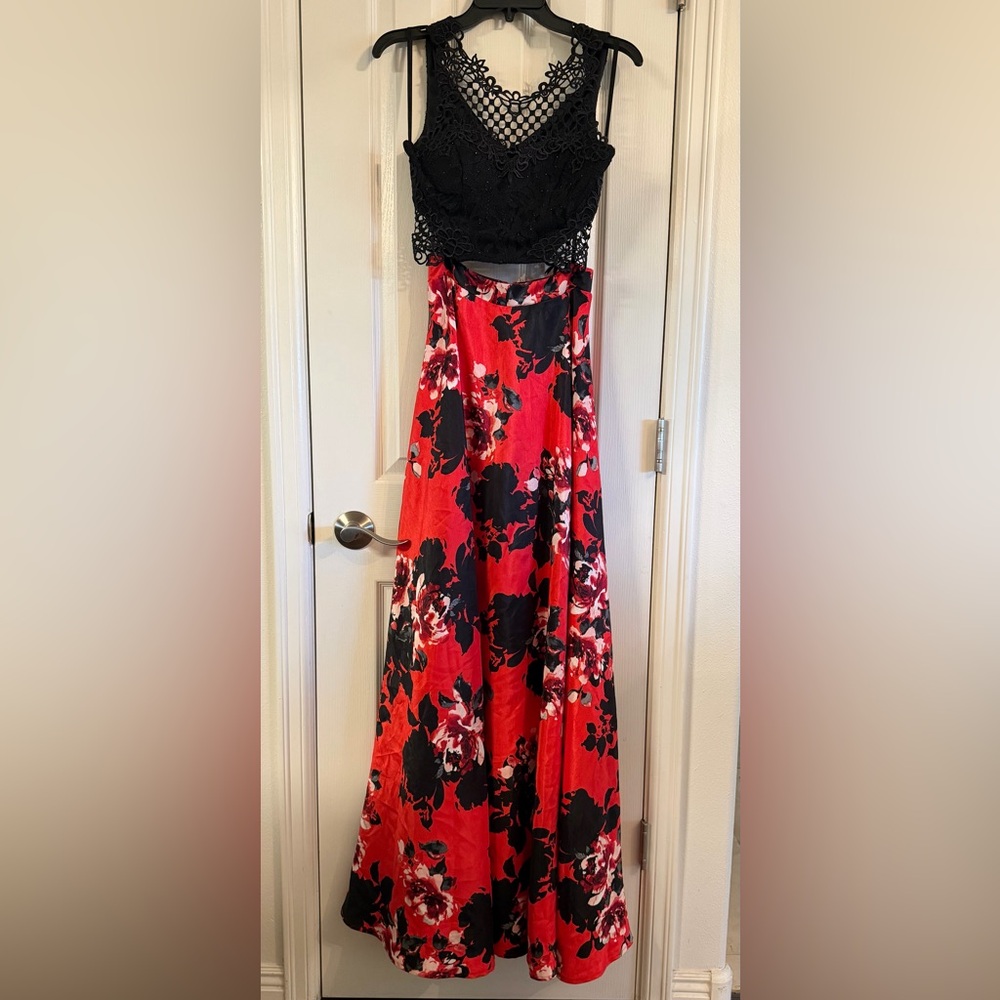 Jodi Kristopher Red and Black Floral A-Line Maxi Skirt